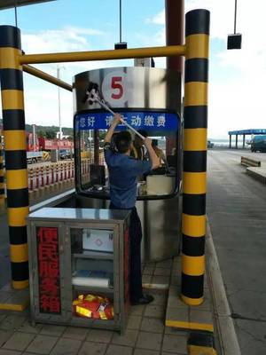 汗洒一路为安畅 烈日下的交通收费设备守护者